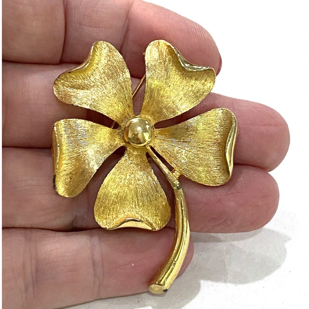 Sarah Coventry Gold Tone Flower Power Brooch Dogwood Blossom Pin Vintage Fashion